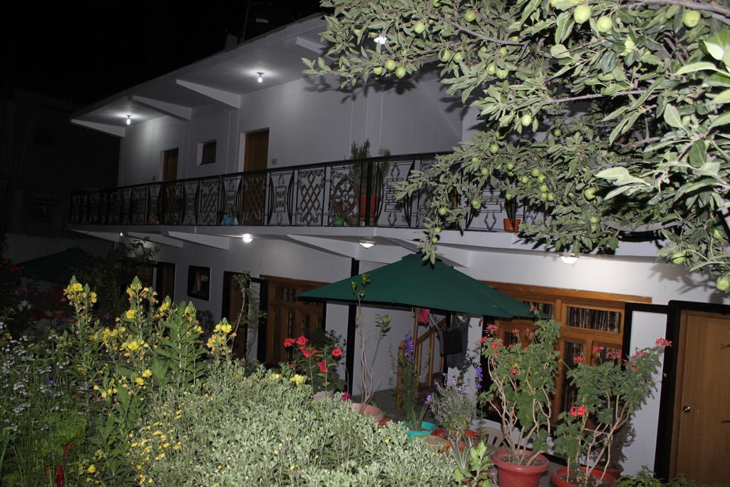 Готель Travellers House Лех Екстер'єр фото