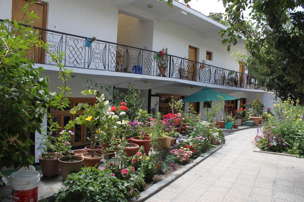 Готель Travellers House Лех Екстер'єр фото
